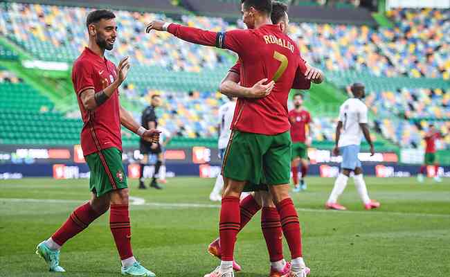 Cristiano Ronaldo festeja com os companheiros: Portugal fecha preparação com goleada em casa