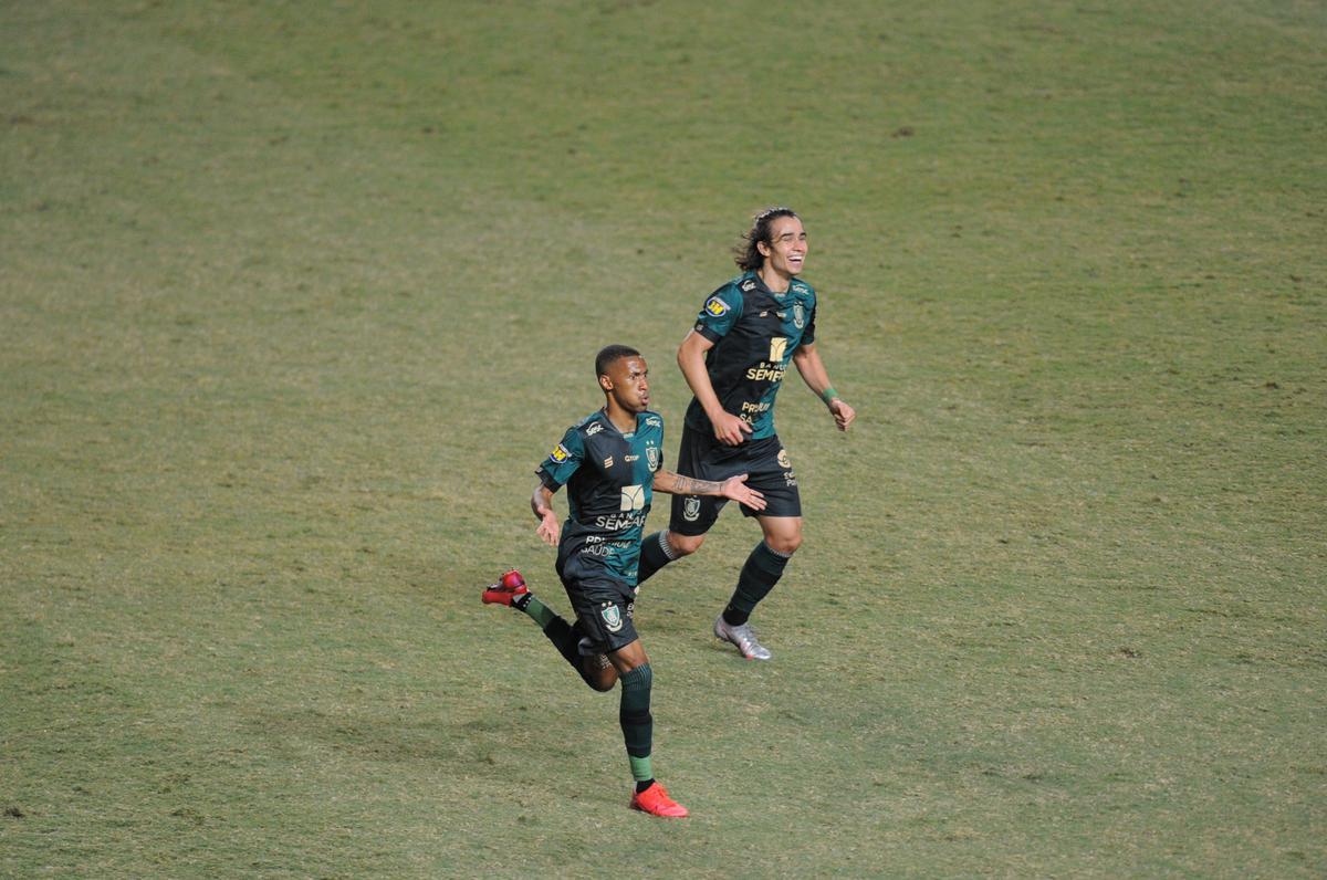 Ademir arriscou chute de fora da rea, de perna esquerda, e ampliou para o Amrica diante do Ava: 2 a 0