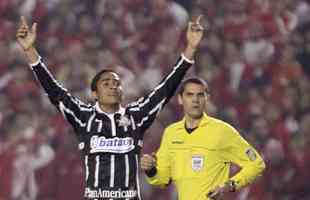 2009 - Jorge Henrique - Fez o primeiro gol da vitria por 2 a 0 do Corinthians sobre o Internacional no primeiro jogo, em casa, e tambm abriu o placar no empate por 2 a 2 que deu o tricampeonato ao Corinthians.