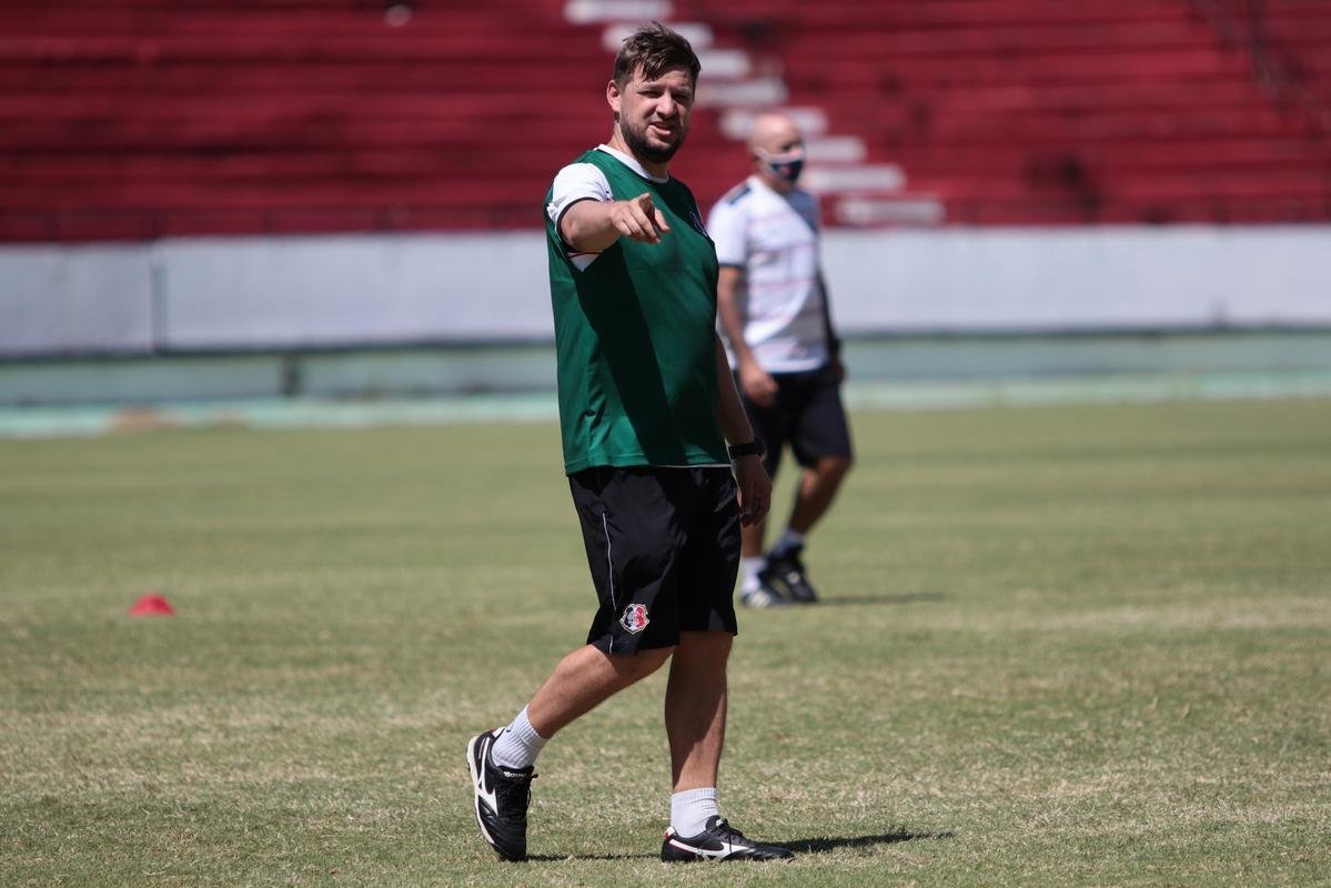 Jogadores do Santa Cruz treinaram no estádio do Arruda, já apresentando trabalhos com bola no gramado, sob a supervisão do técnico Itamar Schülle. Todos os atletas e os membros da comissão técnica seguem submetidos às medidas de afastamento social.