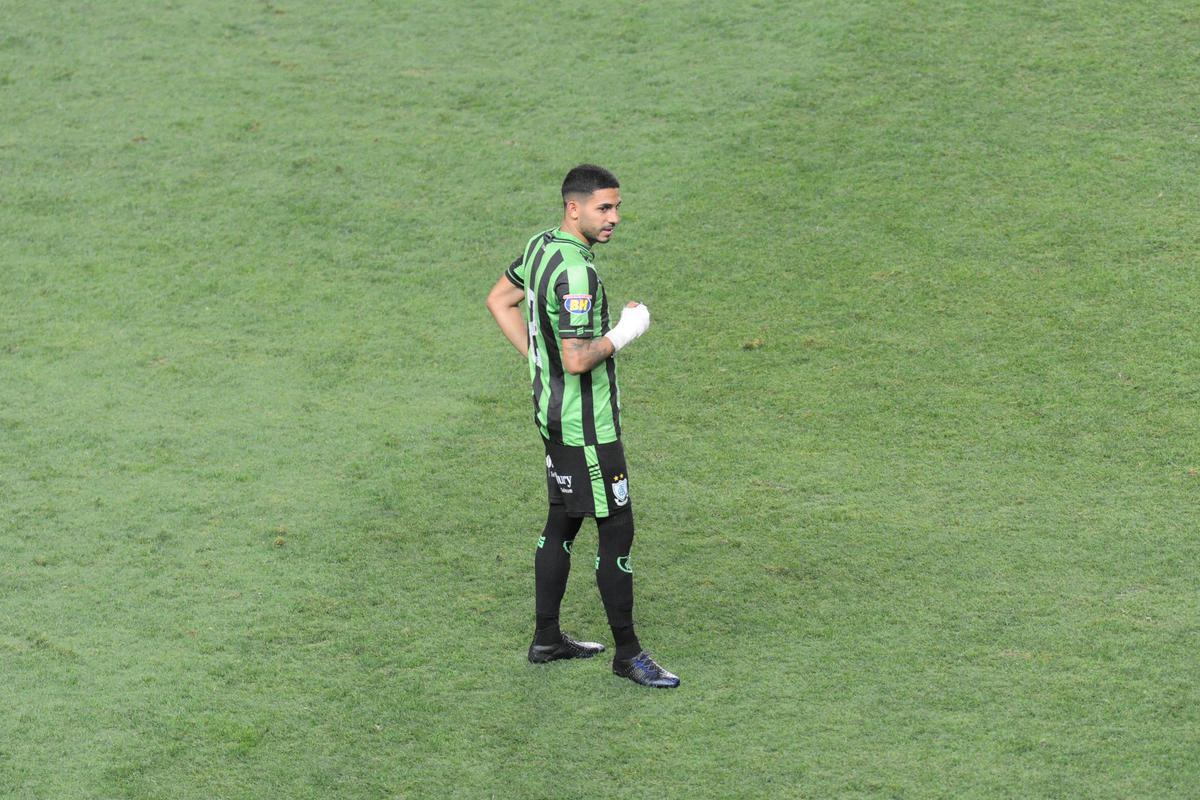 Rodolfo, de pnalti, marcou o terceiro gol do Amrica sobre a Ponte Preta
