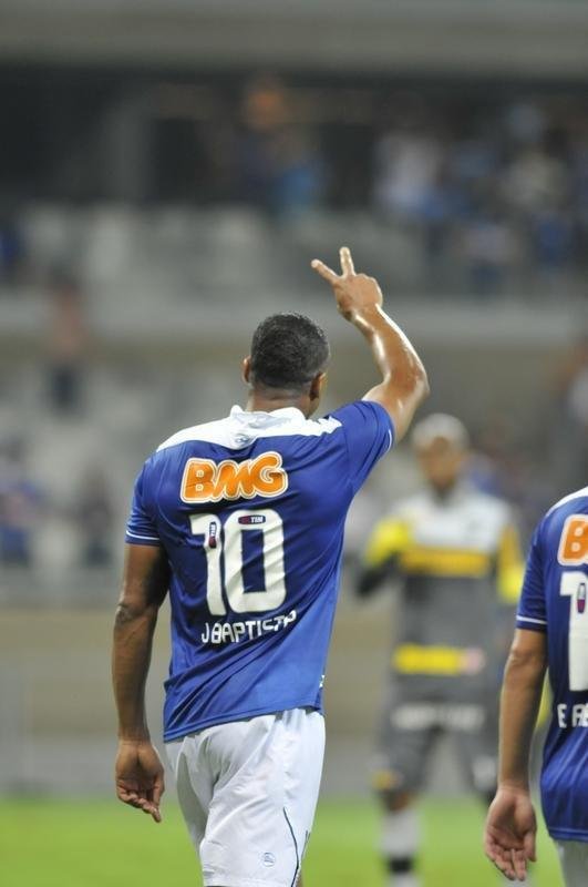 Campeo brasileiro de 2013, o Cruzeiro teve grande jogo contra o Botafogo, no Mineiro, pela 22 rodada. Jlio Baptista (duas vezes) e Nilton, em belo gol, definiram a vitria celeste por 3 a 0, em arrancada para o ttulo. Com o resultado, o time carioca, vice-lder, ficou a sete pontos de distncia do Cruzeiro. 
