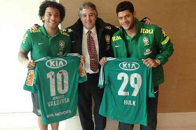 Em 2013, Hulk ( direita) recebeu camisa do Palmeiras do ex-presidente do clube alviverde, Paulo Nobre; atualmente, atacante brilha no Atltico