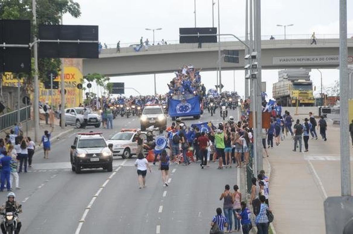 Campe�es brasileiros desfilaram em carro do Corpo de Bombeiros