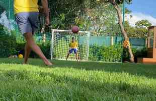 J em casa, em Belo Horizonte, goleiro Everson registrou brincadeira de futebol com um dos filhos.