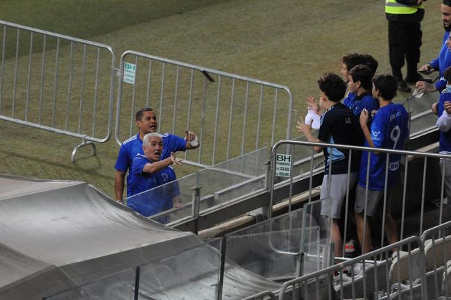 dolos do Cruzeiro, Nonato e Marcelo Ramos participaram de ao com scios-torcedores do clube antes da partida contra o Sport pela Srie B (28/6/2022)