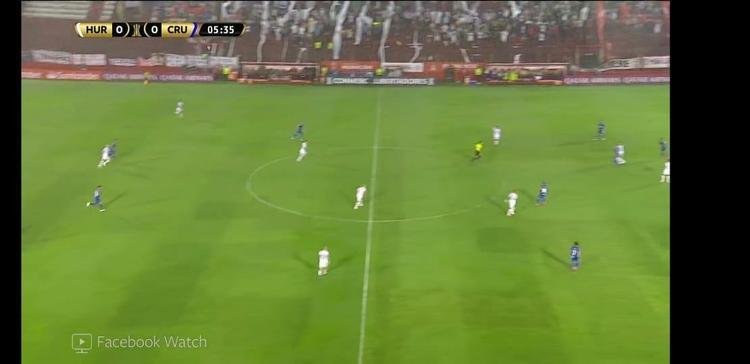 Pingos de chuva atrapalharam qualidade da transmisso da Conmebol, do jogo entre Huracn e Cruzeiro, pelo Facebook Watch