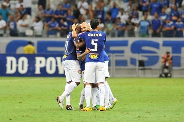 Bruno Rodrigo, de cabea, marcou o primeiro gol do Cruzeiro