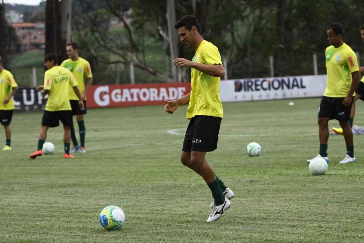 O elenco do Amrica se reapresentou para a temporada 2015 na tarde desta segunda-feira, no CT Lanna Drumond. Depois de reunio com integrantes do conselho de administrao, os jogadores foram para um campo secundrio, onde realizaram o primeiro trabalho com bola. O gramado principal passa por reformas.