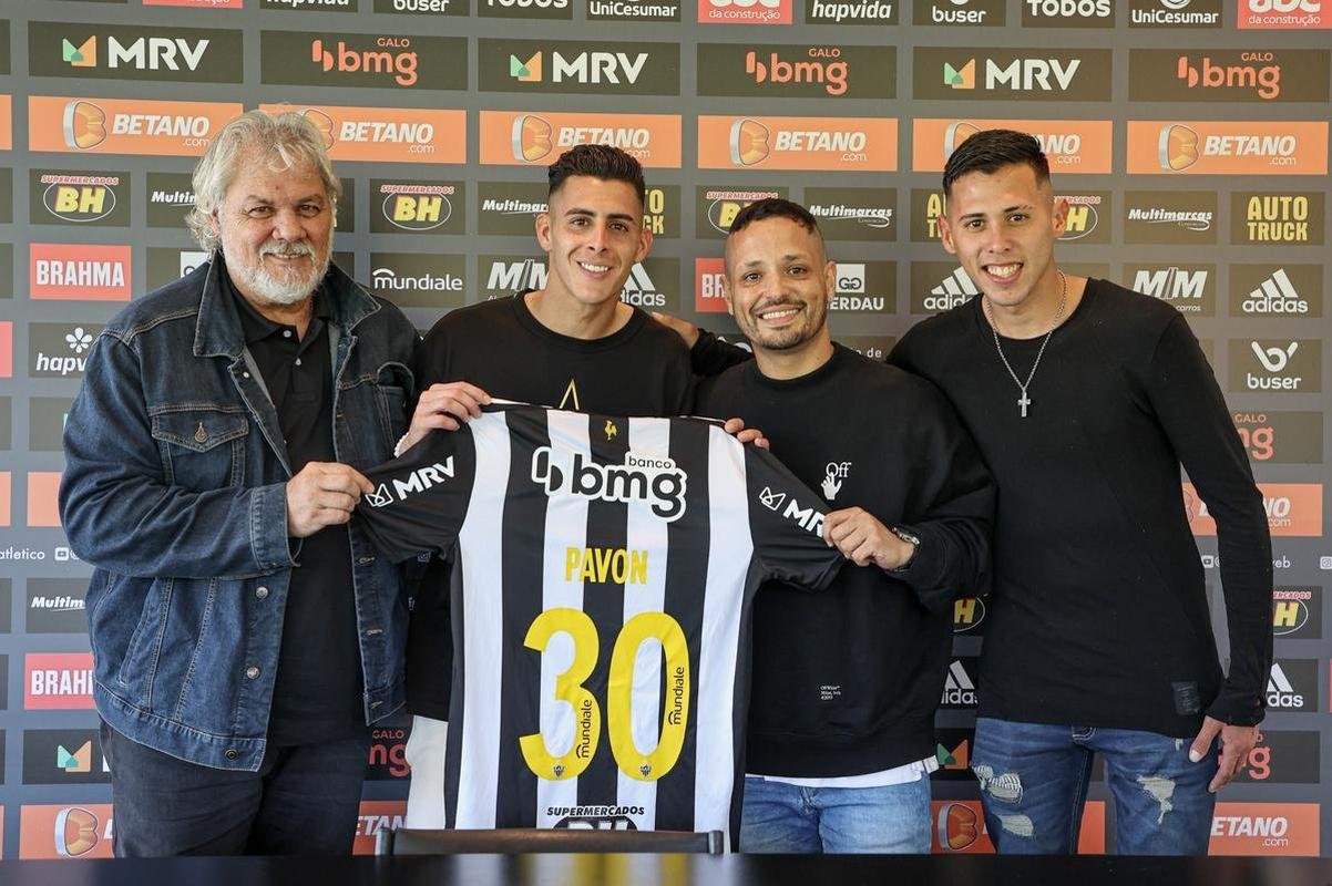 Fotos da apresentao do atacante Pavn no Atltico