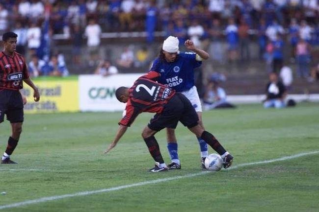 Sorn, j com o superclio machucado, em disputa de bola com o lateral Alessandro, do Atltico-PR