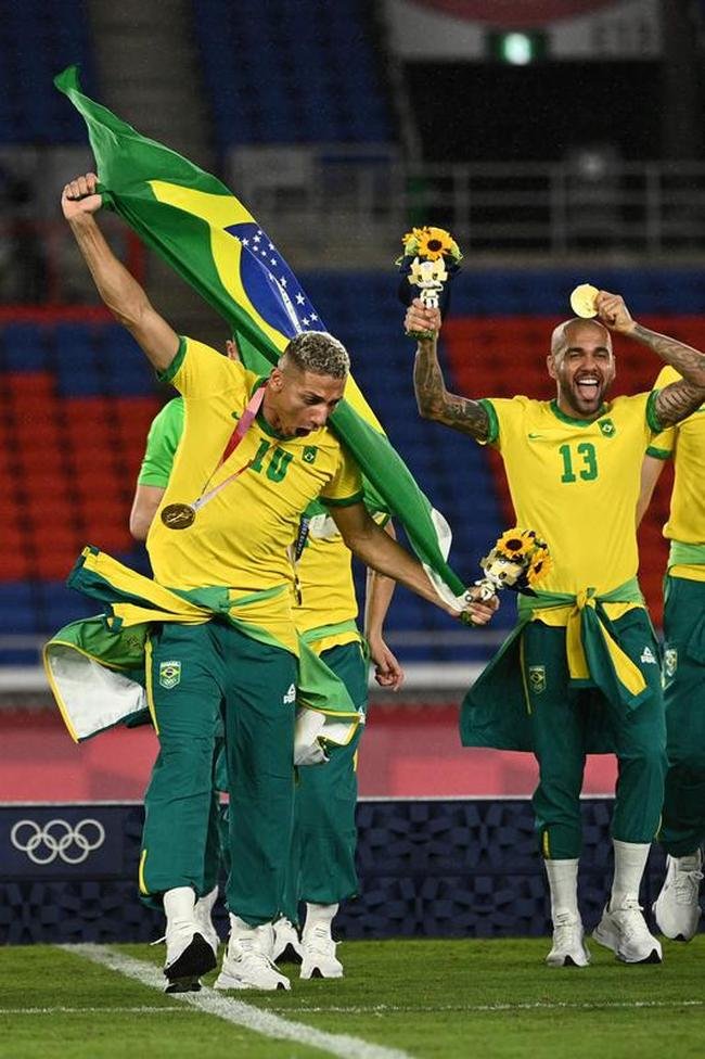 Jogadores da Sele��o Brasileira recebem a medalha de ouro pela conquista ol�mpica no futebol