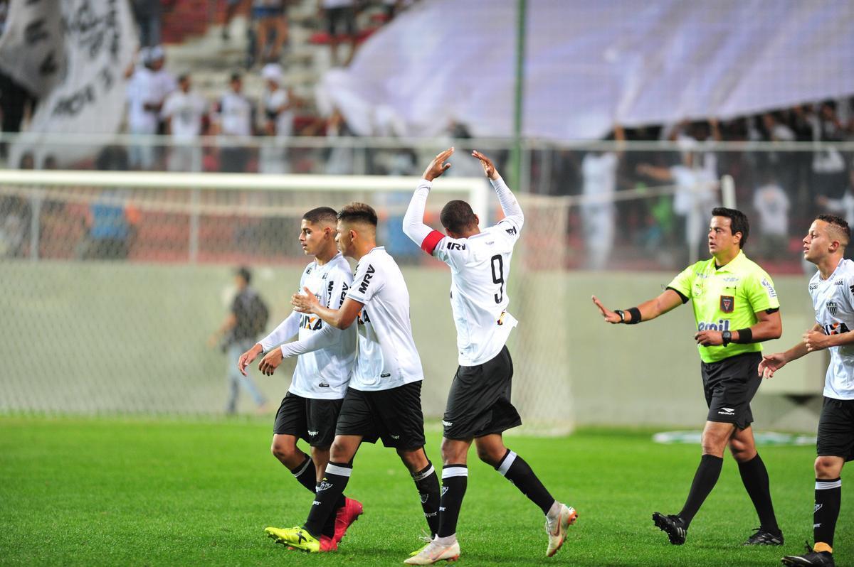 Galinho vence o Fluminense por 3 a 1, de virada, no Independncia, e conquista a Taa BH