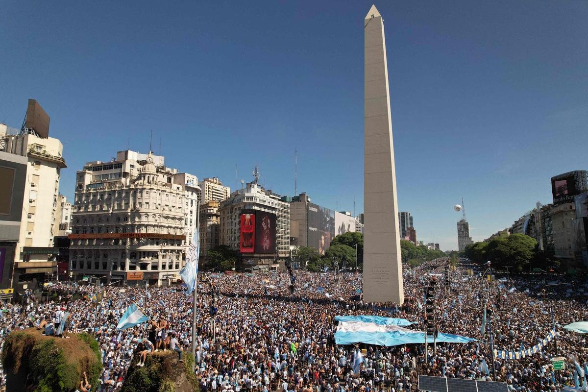 Multido festeja, no Centro de Buenos Aires, o tri mundial da Argentina conquistado na Copa do Catar