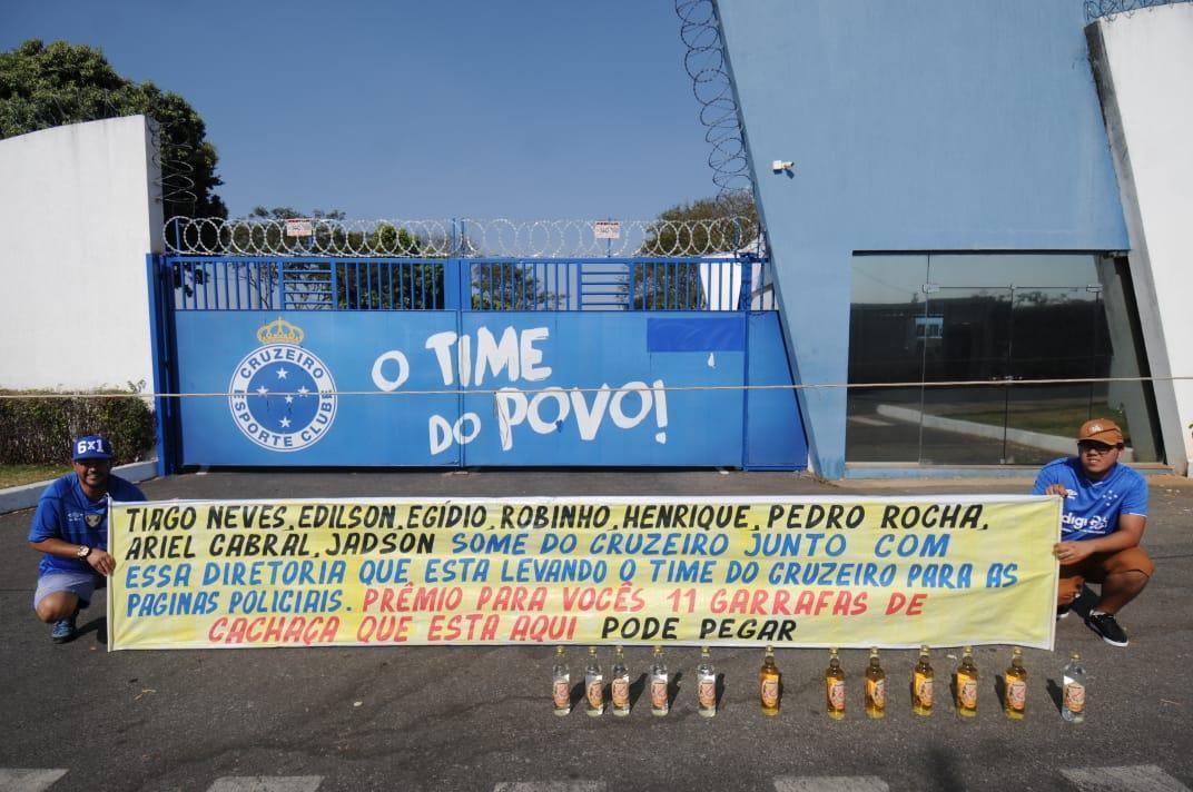 Torcedores protestam em frente  Toca da Raposa II