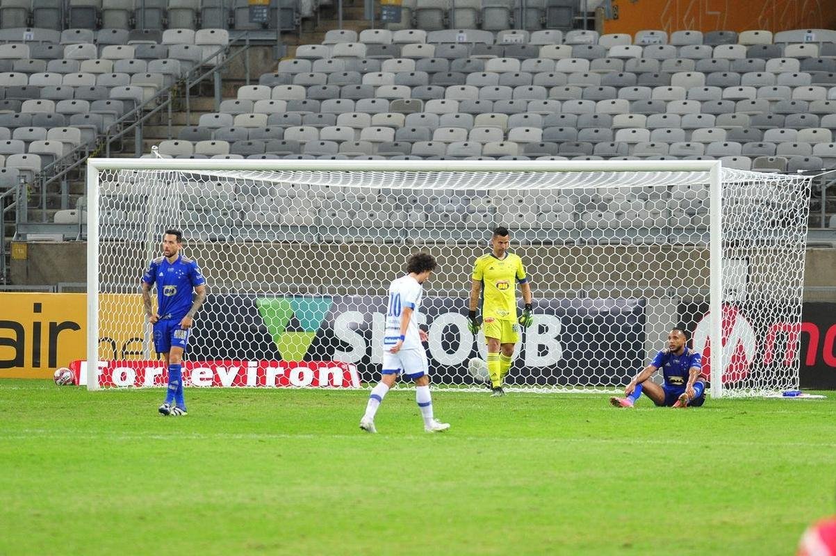Com gols de Marcos Serrato e Renato (2), o Ava venceu o Cruzeiro por 3 a 0, neste sbado, no Mineiro, pela 12 rodada da Srie B