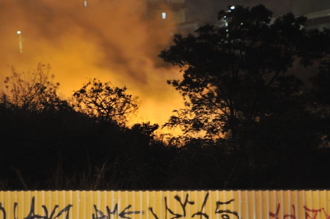 Chamas se alastraram pelo terreno onde ser erguido o estdio do Atltico 