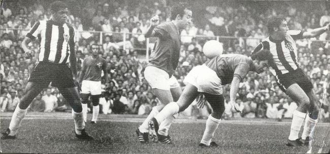 10/10/1971 - Os jogadores de futebol do Atletico, Vantuir e Grapete, e os jogadores do Cruzeiro, Dirceu no Mineiro, em Belo Horizonte. O jogo terminou empatado em 1 a 1.
