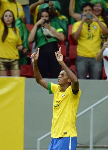 Jô - Fez cinco gols pela Seleção enquanto defendia o Atlético, dois na Copa das Confederações em 2013 (contra Japão e México) e três em amistosos, também em 2013 (dois contra Austrália e um contra Portugal).