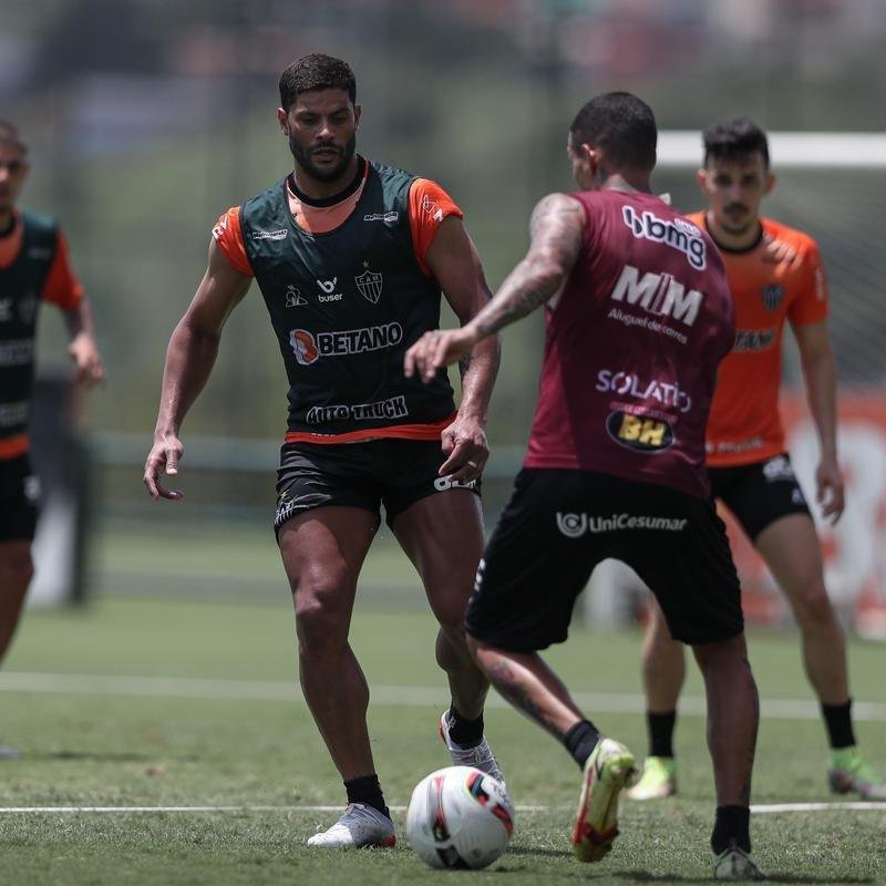 Com seriedade, mas tambm descontrao, o Atltico treinou sob sol forte na manh desta sexta-feira (21), na Cidade do Galo, em Vespasiano. Este foi o quinto dia de pr-temporada para o clube mineiro em 2022, sob o comando do tcnico argentino Antonio 'El Turco' Mohamed. Novas baixas, o volante Allan e o atacante Keno testaram positivo para COVID-19 e no participaram das atividades (ambos cumprem perodo de sete dias de isolamento social).
