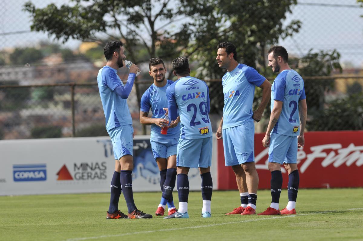 Mano Menezes montou Cruzeiro que deve encarar o Villa Nova no sbado e promoveu trs mudanas em relao ao ltimo jogo: Murilo entrou na vaga de Leo, Egdio no lugar de Marcelo Hermes e Robinho deu lugar a Ariel Cabral