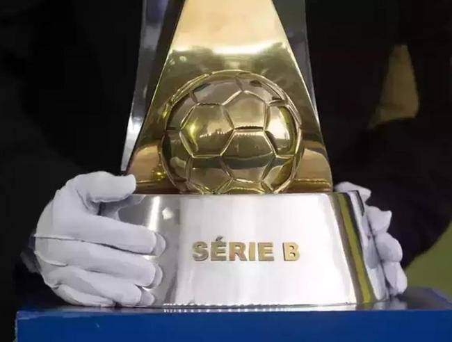 4 Ttulo com maior antecedncia (em busca): o time que conquistou o ttulo da Srie B por pontos corridos com maior antecedncia foi o Corinthians. Em 2008, a equipe paulista assegurou o trofu na 34 rodada ao derrotar o Cricima por 2 a 0. O Cruzeiro pode ser campeo em 2022 j na 32 rodada. Para isso,  preciso vencer a Ponte Preta nesta quarta-feira e torcer por derrotas de Grmio e Bahia para Sampaio Corra e Chapecoense, respectivamente, na sexta.
