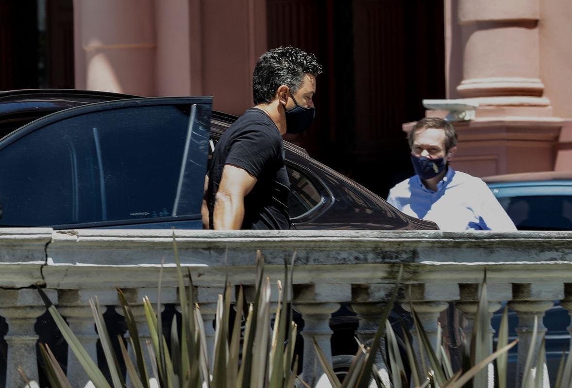 Velrio de Diego Armando Maradona na Casa Rosada, sede do governo argentino, em Buenos Aires. Ao longo desta quinta-feira (26/11), despedida dos fs rendeu imagens marcantes: choro, homenagens e at rivais se consolando pela partida do dolo. Maradona morreu aos 60 anos aps uma parada cardiorrespiratria.