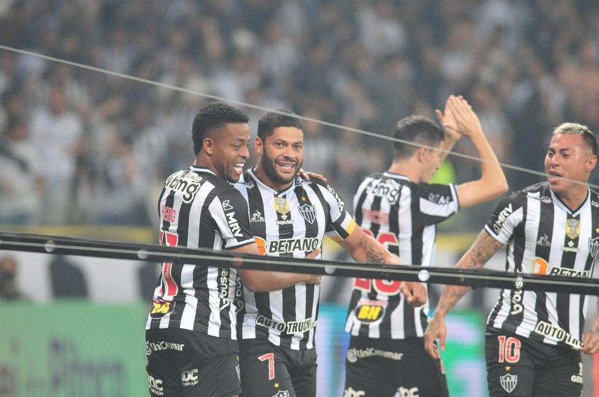 Hulk abriu o placar para o Galo com um golao: 1 a 0 Atltico