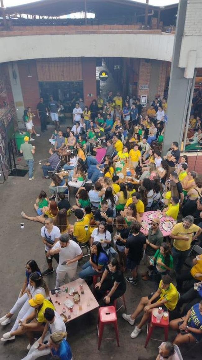 No Mercado Novo, em BH, torcedores acompanham ao jogo entre Brasil e Cro�cia pelas quartas de final da Copa do Mundo