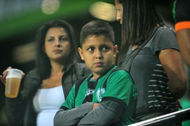 Equipes se enfrentaram nesta segunda-feira, s 20h, pela sexta rodada da Srie B do Brasileiro