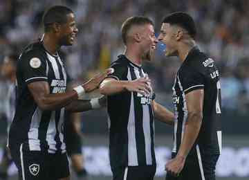 Com gols de Júnior Santos e Luis Henrique, o Botafogo fez 2 a 0 no América-MG, neste domingo, no Nilton Santos 