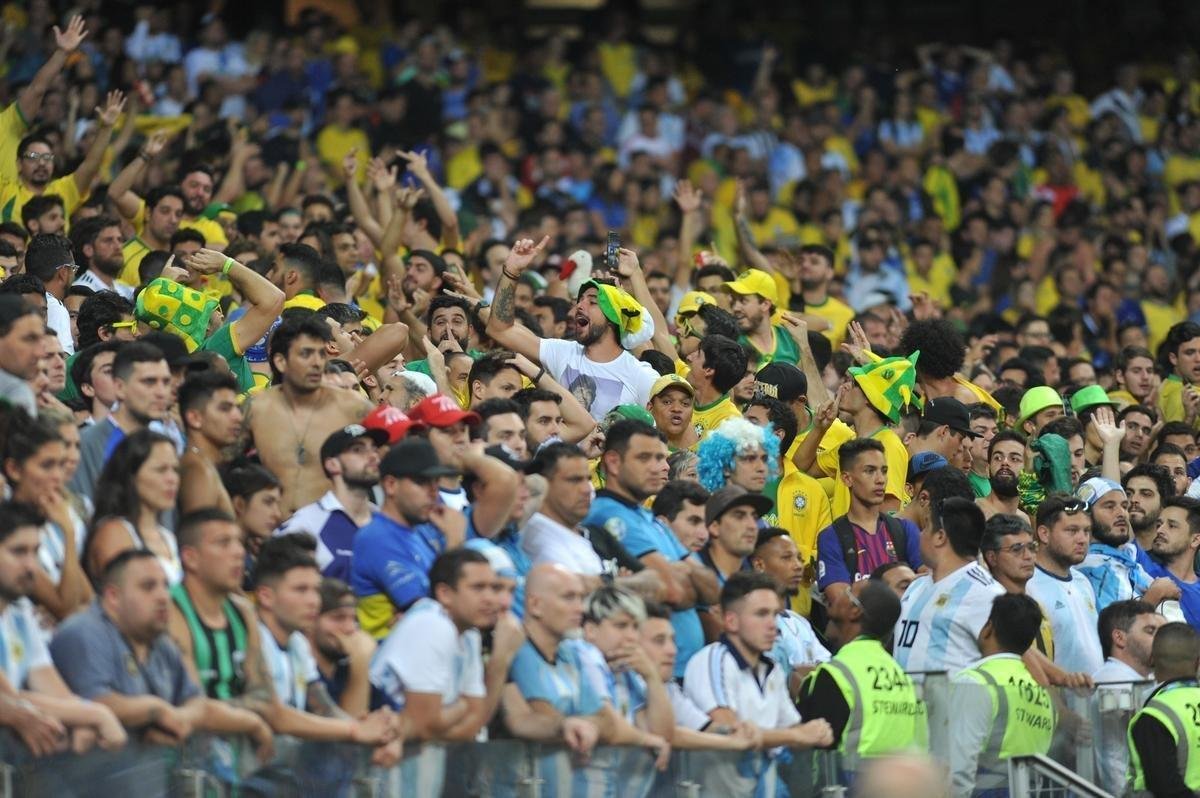 Fotos das torcidas de Brasil e Argentina, no Mineiro, no clssico vlido pela semifinal da Copa Amrica