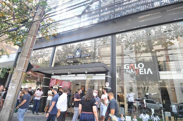 Torcedores do Atlético fazem fila por ingresso para jogo com River Plate