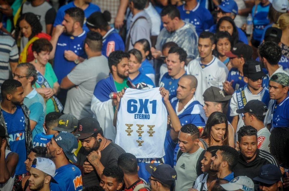 Praa Sete colorida de azul e branco! Multido cruzeirense vai s ruas celebrar a conquista do hexa da Copa do Brasil