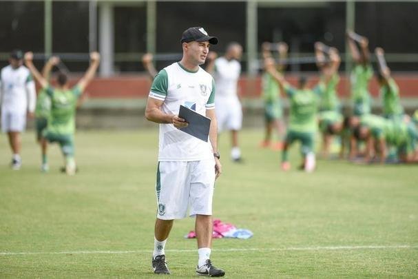 Lisca foi apresentado, conversou com jogadores e assistiu ao treino do Amrica