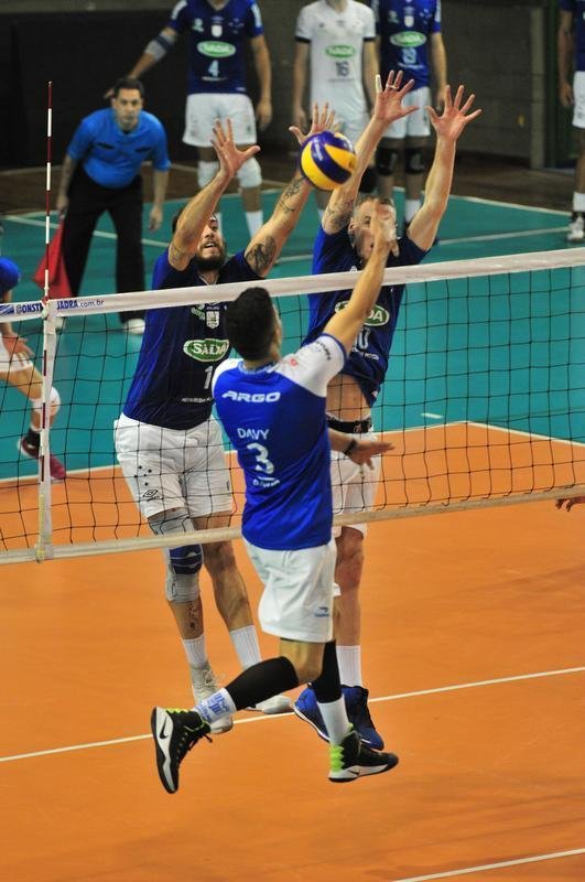 Final no Ginsio do Riacho foi marcada por muito equilbrio, mas prevaleceu maior qualidade do Cruzeiro