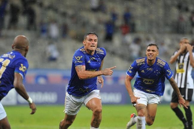 Edu marcou o gol da vitria do Cruzeiro sobre o Democrata-GV no ltimo minuto e mostrou novamente poder de deciso