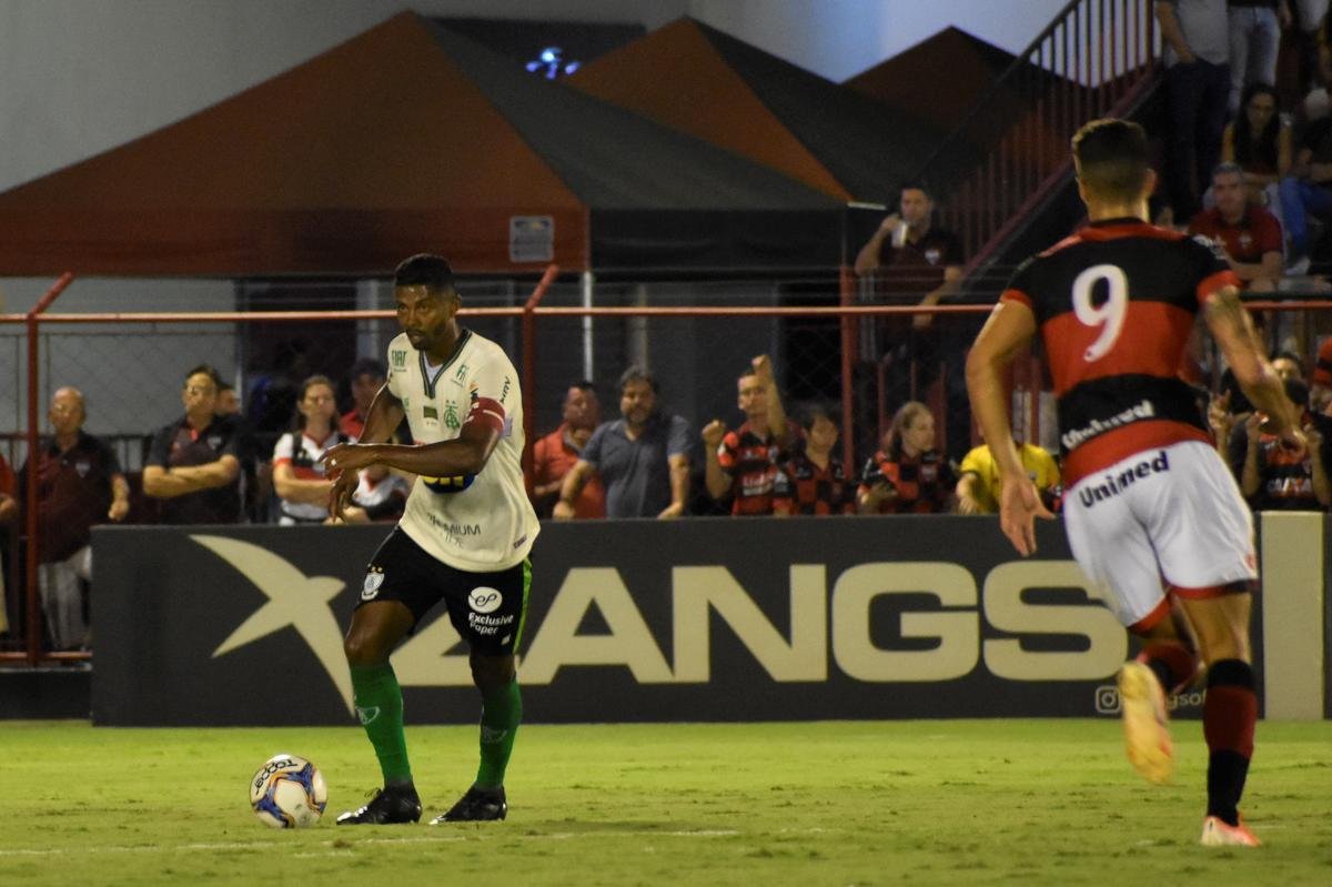 Amrica arrancou empate dramtico diante do Atltico-GO em Goinia 