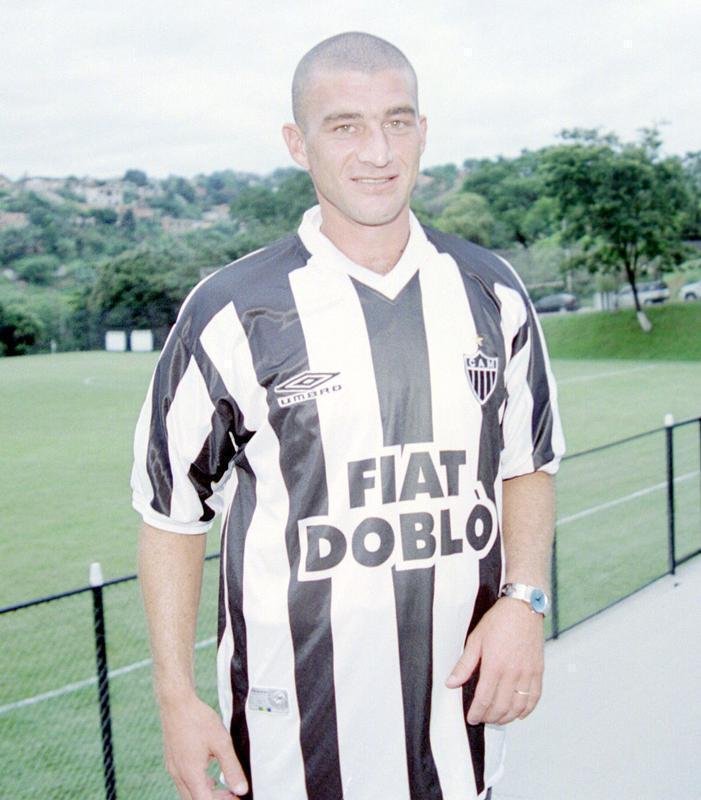 O zagueiro Carlos Gutirrez atuou no Atltico no ano de 2002. Em 48 partidas disputadas, no marcou nenhum gol.