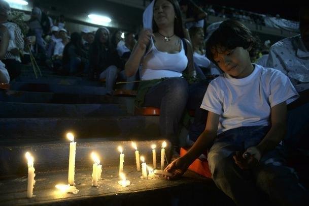 Lugar destinado a futebol e muita alegria, o Estdio Atanasio Girardot foi palco de homenagens e emoo. Com roupas brancas e flores nas mos, torcedores do Atltico Nacional fizeram viglia no local que seria, nesta quarta-feira, palco do jogo de ida da final da Copa Sul-Americana. Mas o desastre areo que matou grande parte da delegao da Chapecoense, convidados e jornalistas brasileiros impediu a realizao da festa. No lugar da bola rolando, tristeza e solidariedade. E milhes de entusiastas do esporte espalhados por todo o planeta dispostos a desejar fora  Chape. As imagens acima mostram que tudo isso  muito mais que futebol. O Nacional, atual campeo da Copa Libertadores, mostra todo o seu apoio ao clube catarinense, agora em busca de reconstruo para tocar seu caminho (CRDITO: AFP / STR / RAUL ARBOLEDA).