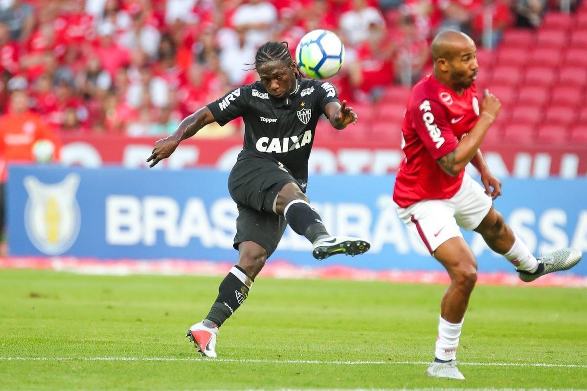Galo derrotou Internacional no Beira-Rio com gols de Cazares e Terans; D'Alessandro descontou de pnalti