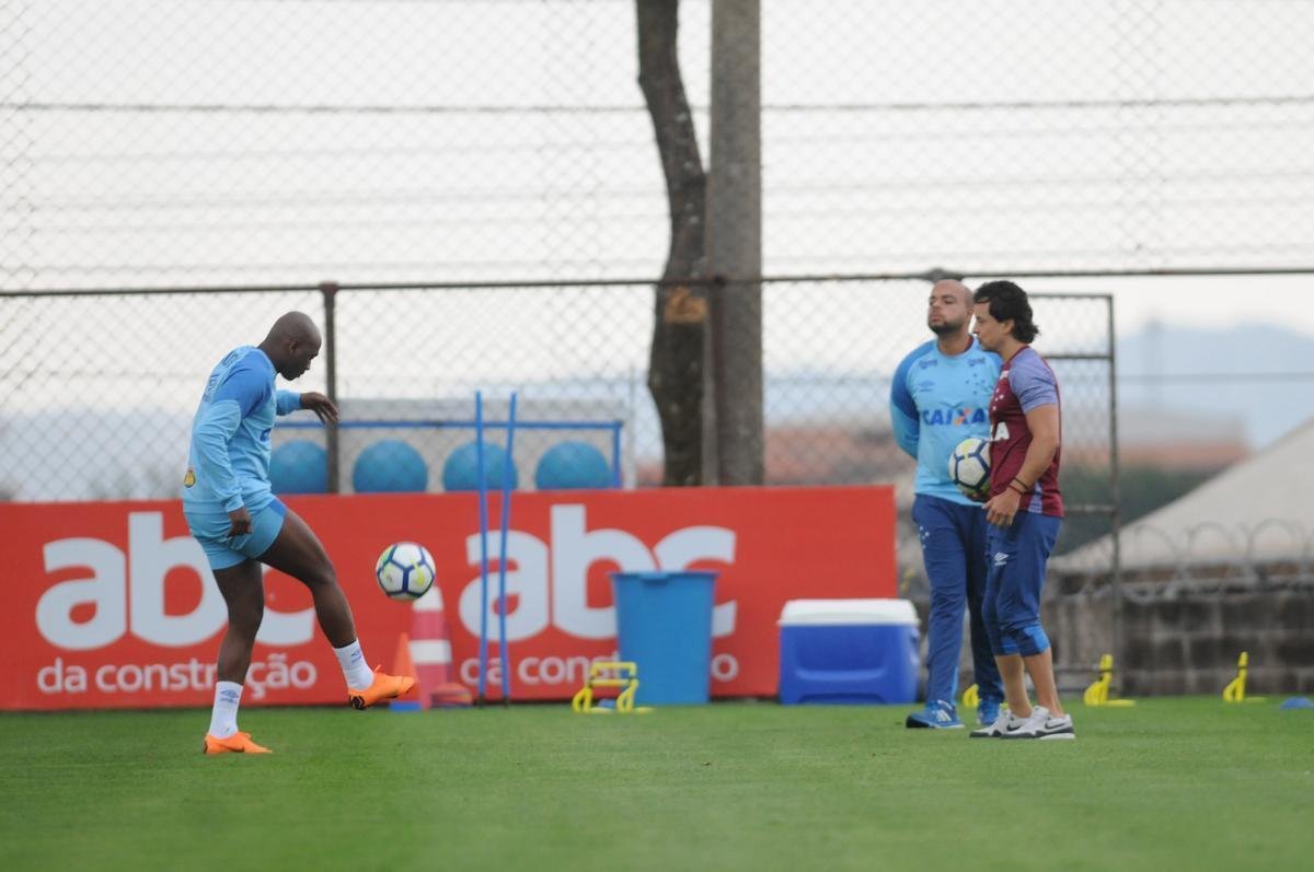 Atacante Sass durante trabalho de reabilitao com o fisioterapeuta Charles de Oliveira Costa