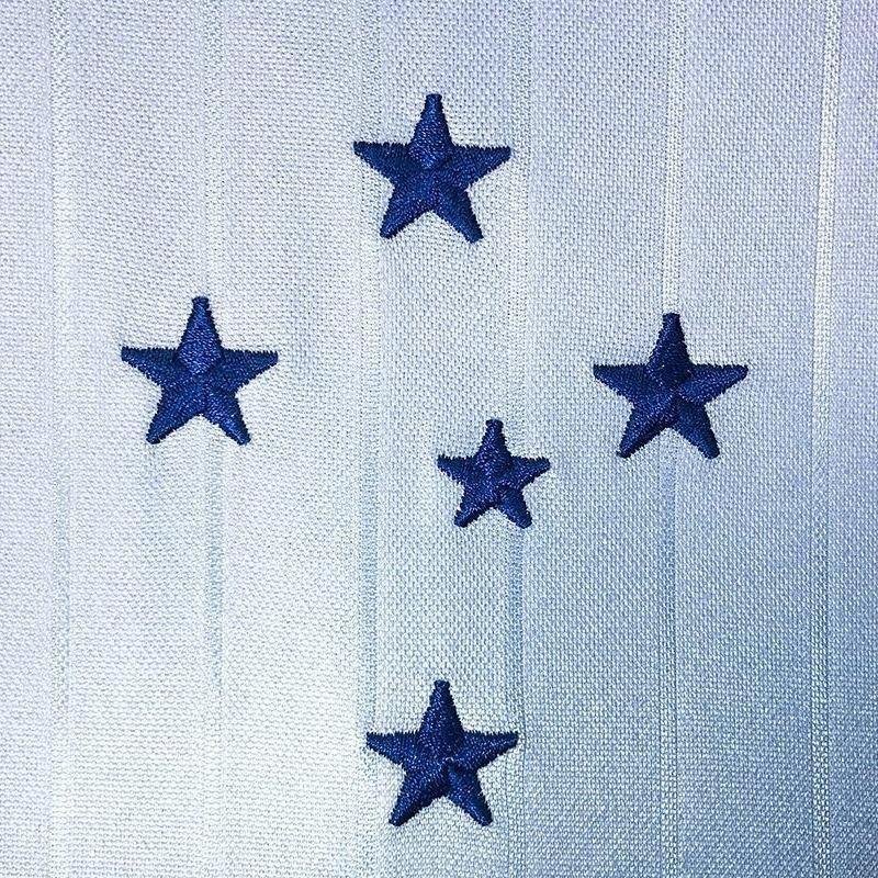 Novo uniforme do Cruzeiro traz como novidade a cor prata