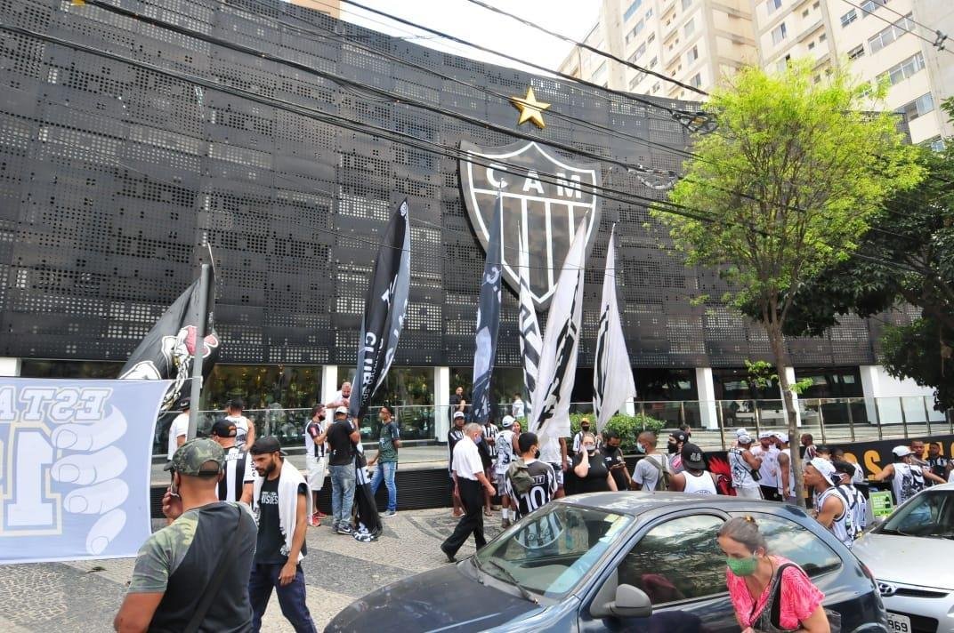 Mais de 300 torcedores do Atltico foram  sede do clube protestar contra a contratao de Thiago Neves