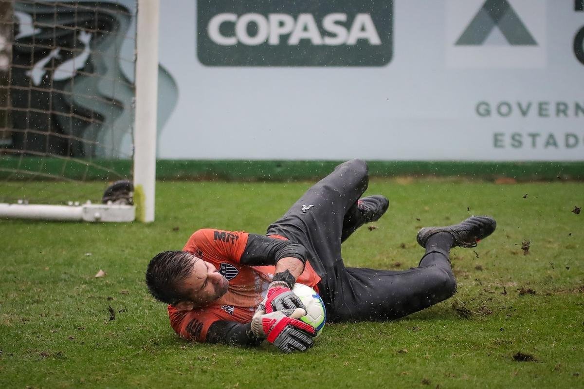 Atltico treina com Victor e Jair em campo; veja fotos