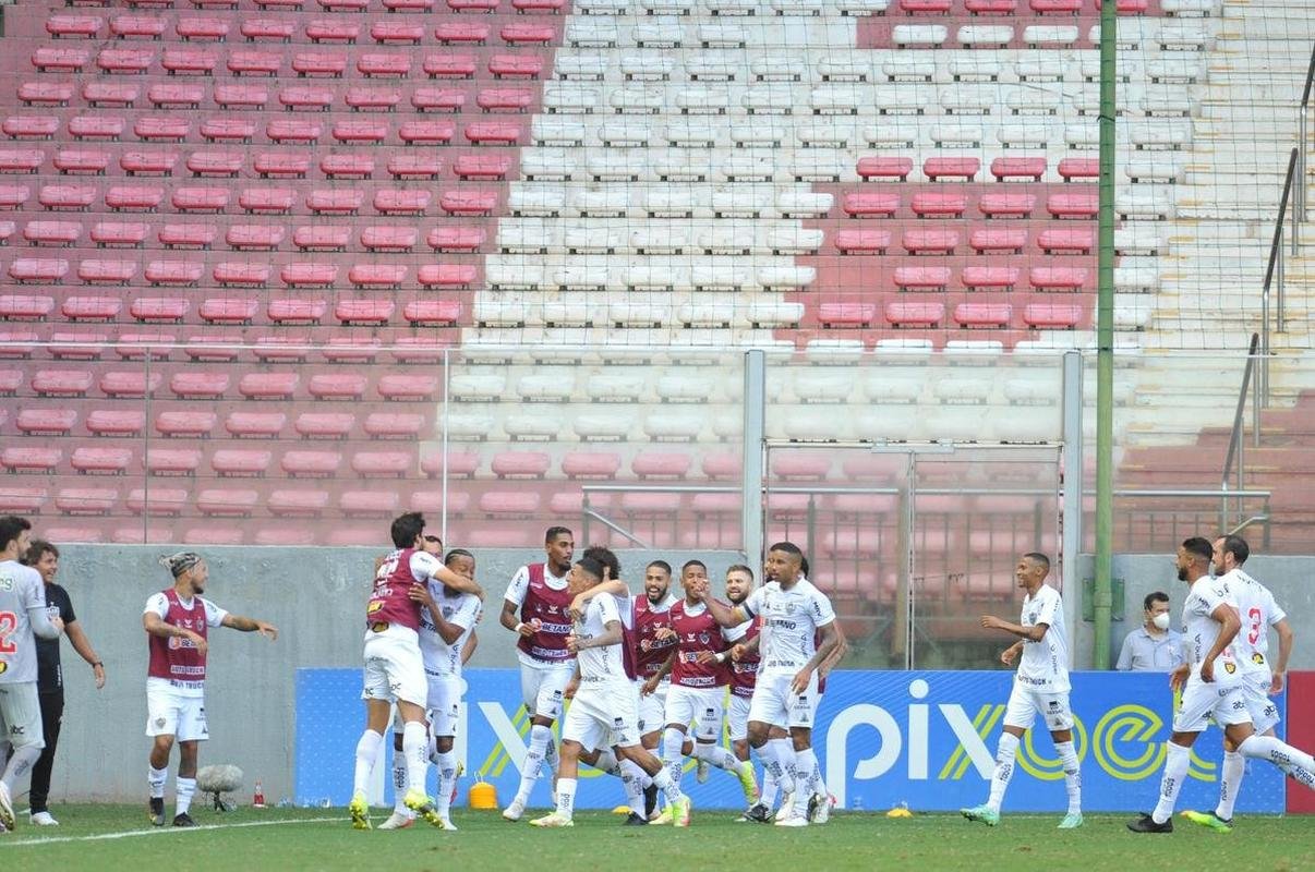 Gols de Arana e Savarino deram a vitria ao Atltico no clssico contra o Amrica pela sexta rodada do Mineiro