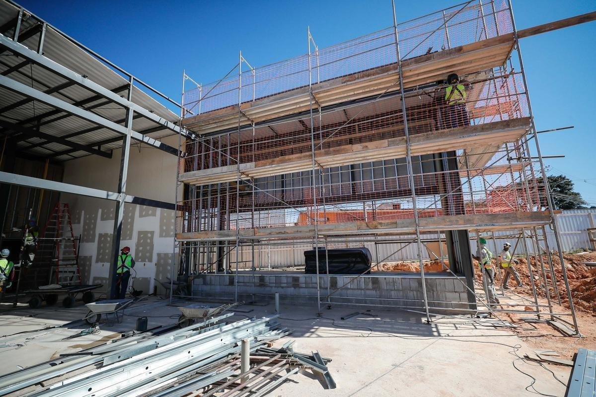 Ideia  mostrar a realidade das obras de construo do estdio do Galo
