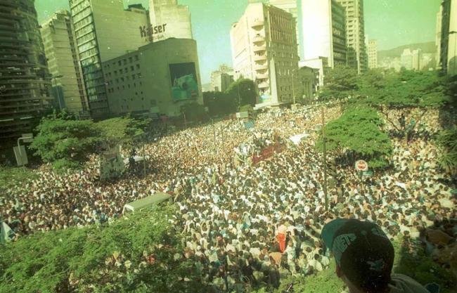 Torcida do Cruzeiro lotou as ruas de BH em 20/06/1996 para recepcionar o time campeo da Copa do Brasil