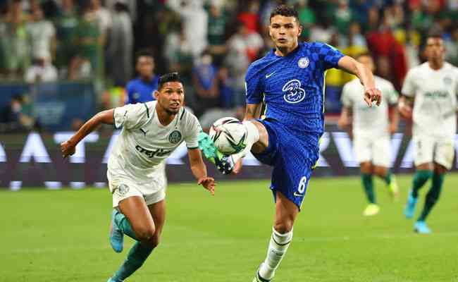 Rony, do Palmeiras, e Thiago Silva, do Chelsea, disputam bola na final do Mundial