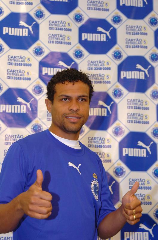 Herói do título da Copa do Brasil de 2000 com gol de falta aos 44 minutos do segundo tempo, Geovanni foi vendido ao Barcelona por US$ 18 milhões, que correspondiam a R$ 43 milhões em junho de 2001. Corrigida pelo Índice Nacional de Preços ao Consumidor Amplo (IPCA), a quantia em outubro de 2020 seria de R$ 135,6 milhões (US$ 24,8 milhões). Na Espanha, o meia-atacante foi considerado um fiasco. Logo, acabou emprestado ao Benfica, de Portugal, que adquiriu o seu passe em definitivo em julho de 2003. Após três anos em Lisboa e 23 gols em 131 jogos, voltou ao Cruzeiro relativamente jovem (tinha 26 anos), mas sem demonstrar o futebol ágil e de velocidade de sua primeira passagem. O jogador acabou liberado para o futebol inglês. No Manchester City, em 2007/2008, foi discreto. No Hull City, em 2008/2009 e 2009/2010, emplacou grandes atuações na Premiere League e ganhou o carinho da torcida. Em 2013, quando estava no Bragantino, o atleta decidiu encerrar a carreira, aos 33 anos. Pela Raposa, Geovanni acumulou 47 gols em 184 jogos.